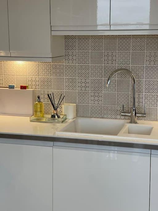 Luxury 2bed 2bath View Flat *
